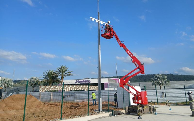 Engenheiro acompanhando cronograma de obra pelo tablet
